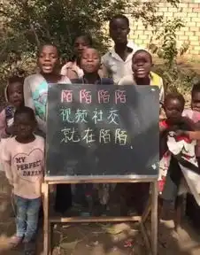 非洲小孩举牌广告,创意背后涉多重违法