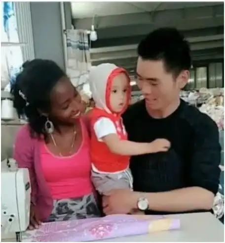 非洲女和小伙生下混血宝宝,宝宝转身后,网友称色素沉淀了