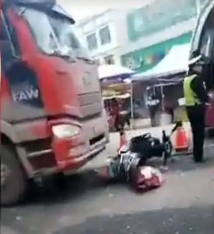 昨日,桂平石龙车站路段发生交通事故导致大塞车