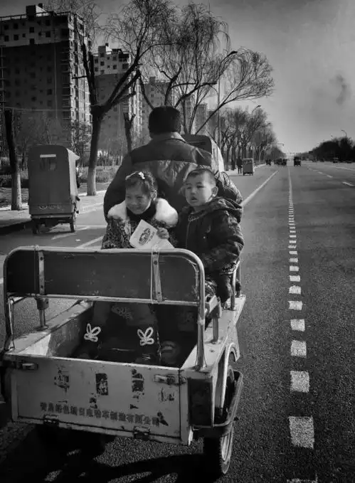 感动全网视频三轮车是生活必需品,是一家人生活的口粮和希望