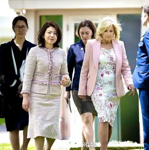 日本第一夫人独自访美挑大梁了穿小香风惊艳白宫,不输美国夫人
