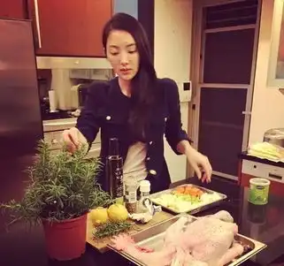 曹格全家享受感恩节大餐姐姐新造型抢眼