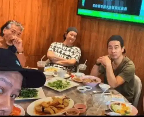 古惑仔聚会57岁张耀扬满头白发显沧桑,与小4岁陈小春反差太大