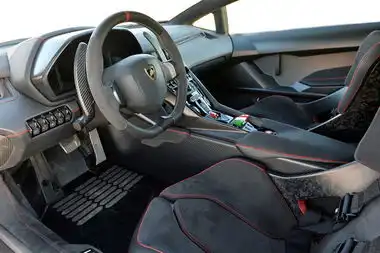 跟随autoblog走近价值470万美元的兰博基尼lamborghiniveneno