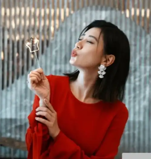 贾静雯和姚晨靓丽亮相活动,完美展现女性魅力