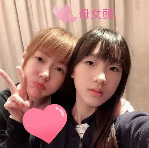 小s三个女儿合体拍广告同框比美,个个高冷自信,镜头感十足