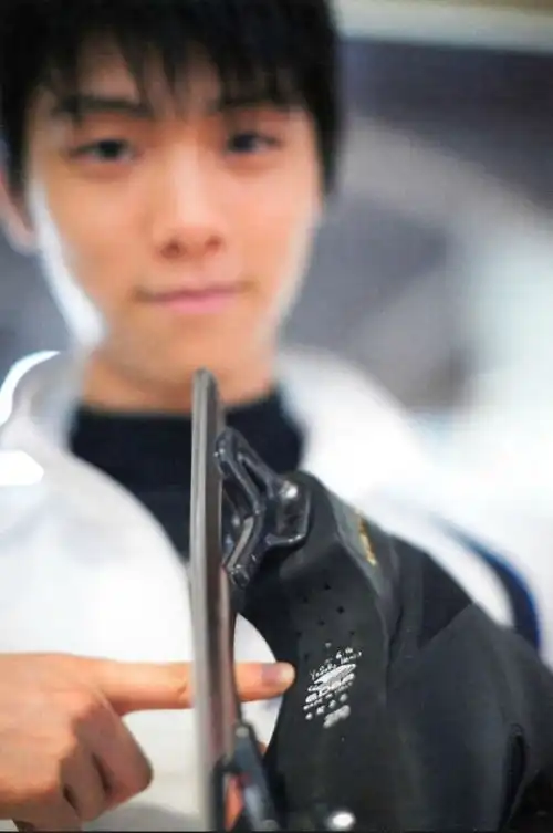 羽生结弦被冰刀划伤冰面上的危险因素,真是太多了