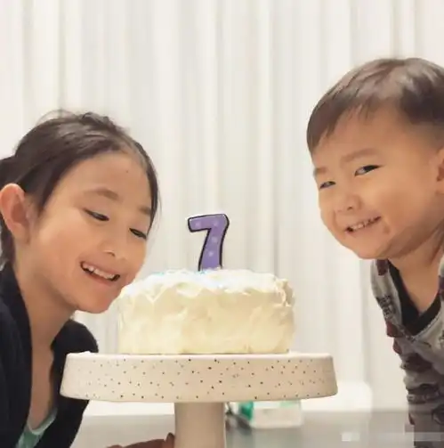 李安琪晒孩子生日照,奥莉和弟弟都长大了,一个像爸一个像妈