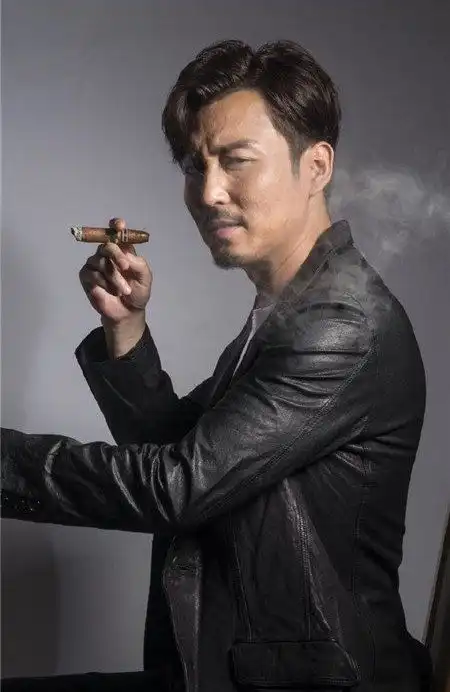 王泷正,被岁月沧桑出成熟内涵的颓废大叔,40岁的他终于红了