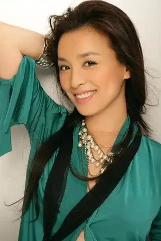 她少时被当乞丐,36岁嫁土豪被骂小三,9次试管扎1千多针生子,47岁活成自己的豪门