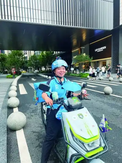 蓝骑士廖泽萌迎着热浪争分夺秒送餐忙