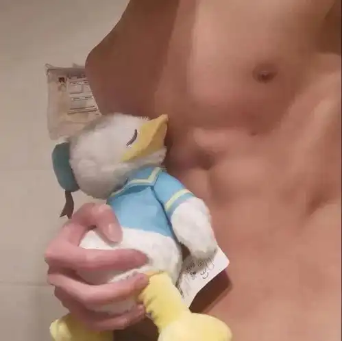 甜到心里的情侣头像想在你的腹肌上撒娇
