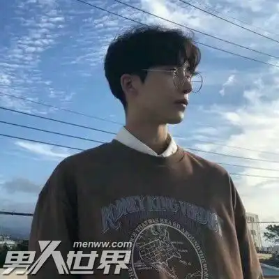 和女朋友约会后不愿发朋友圈不原秀恩爱的男生在怕什么