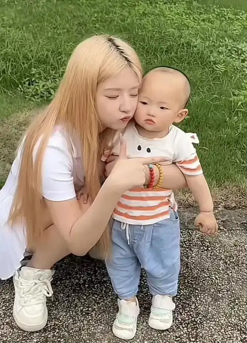 黄一鸣直播澄清没拿王思聪一分钱,4段发言向孩子爸隔空示好