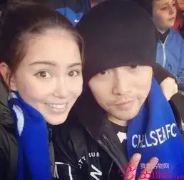 周杰伦夫妇逛夜市昆凌挺孕肚穿露肩短裙秀美腿