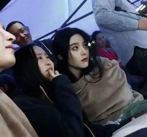 女明星美到出圈的神图大盘点热巴美艳回眸,倪妮撑伞氛围感拉满