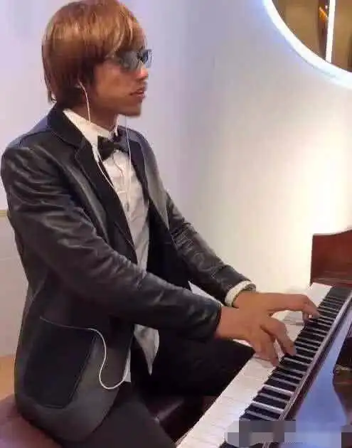 网友模仿乌鸦张耀扬掀桌子,引回忆杀,教科书式古惑仔