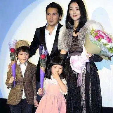 曹格女儿包子姐姐grace长大了背影纤瘦高挑,无缝美腿秒杀一切