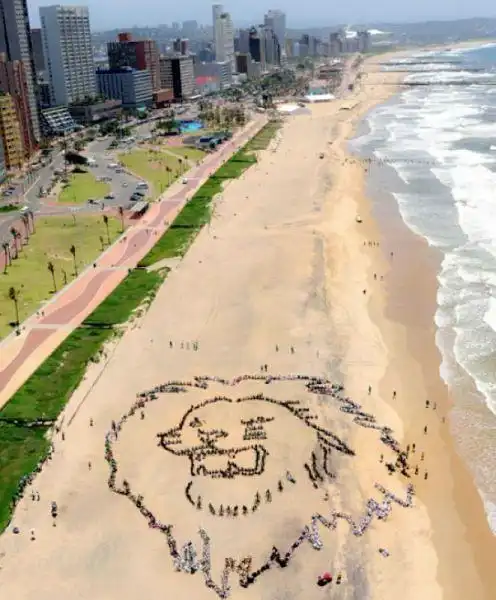 搞笑图片幽默笑话段子一哥们特别怕老婆,今天他老婆出差了