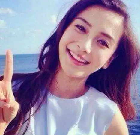 国内最大投资影视的女儿和众明星合照素颜出镜,比baby还美