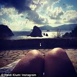 男生模仿女生发朋友圈美照看完直接崩溃