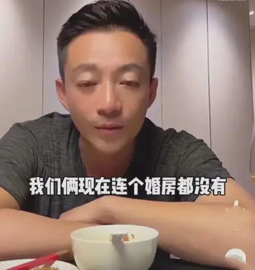 汪小菲自曝没有婚房住办公室楼下,跟mandy度蜜月牵手逛街好甜蜜