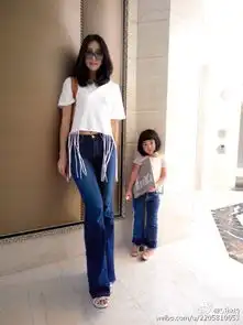 姐姐grace和妈妈穿同款喇叭裤时髦显腿长