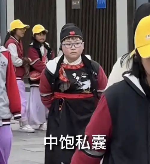 中小学生穿汉服上街,你是达官显贵还是文弱书生太可爱了