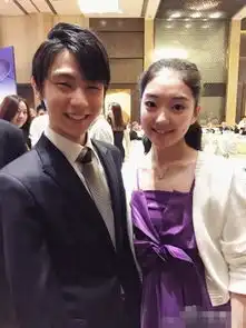 李子君出席花滑晚宴性感低胸黑裙闪耀全场