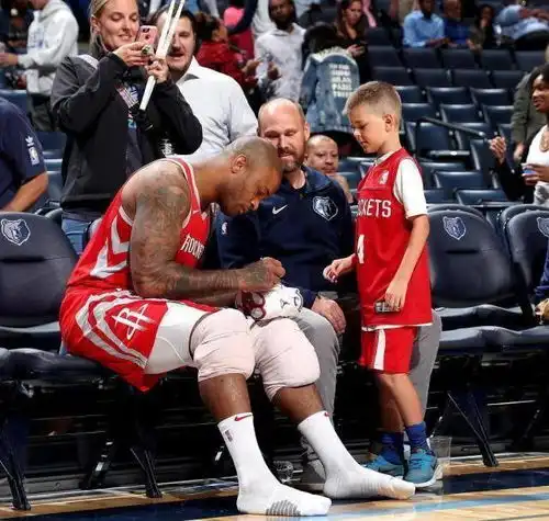 你知道nba球员一双鞋通常穿多久吗乔丹最奢侈,甚至一节换一双