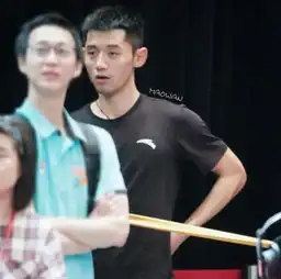 景甜又火了,穿上阿娇婚纱裙尽显气质,合影翁虹却被笑土气青蛙眼
