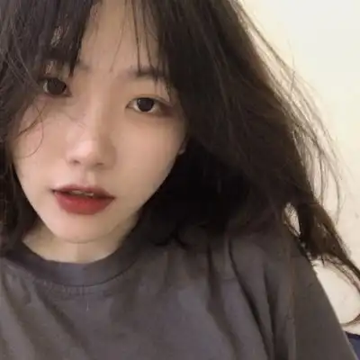 希望少女追风跑时不会被石头绊倒.