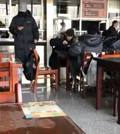 易烊千玺被胡先煦挽手走,低调现身面馆,网友男孩子真是太可爱