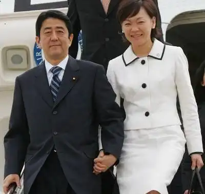 安倍晋三突然辞去首相职务,为啥好多人都在夸赞他