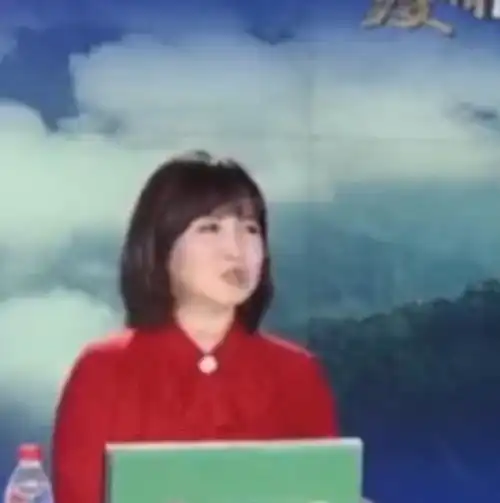 两位主持人直播突然争吵是为何女主持频插话,遭网友质疑在作秀
