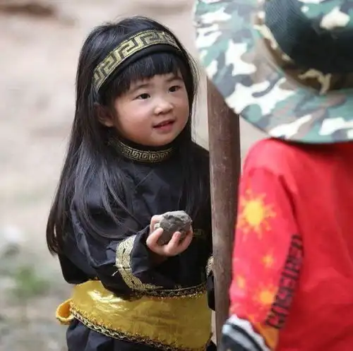 爸爸去哪儿6个萌娃变化大他成人气综艺王,她俩逆袭美少女