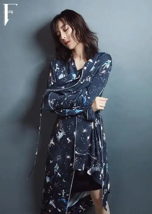 美女张静初淡雅色调,清新妆容,嫣然一笑,真是人间尤物
