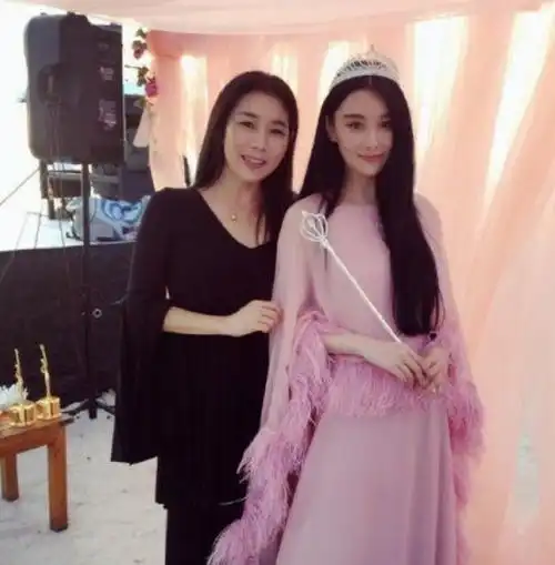 冻龄妈妈颜值超高,和女儿同坐像姐妹,网友猜不出哪个是妈妈