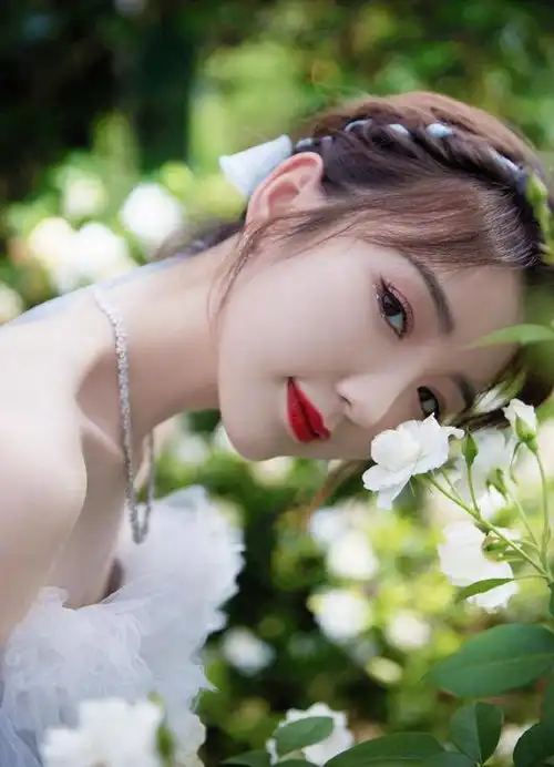 毛晓彤出席迪士尼活动,穿抹胸纱裙扮在逃公主,还手持仙女棒