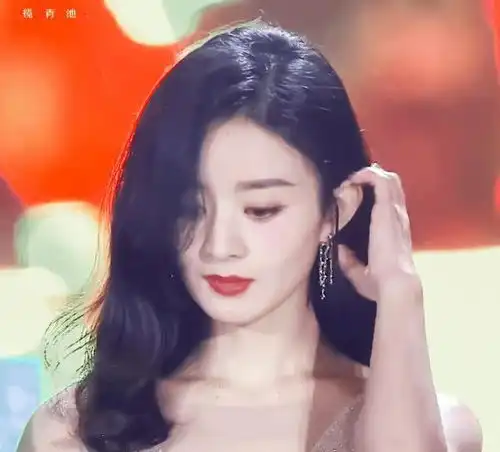 同样穿星光裙杨幂甜美,迪丽热巴精致,看到赵丽颖沦陷了