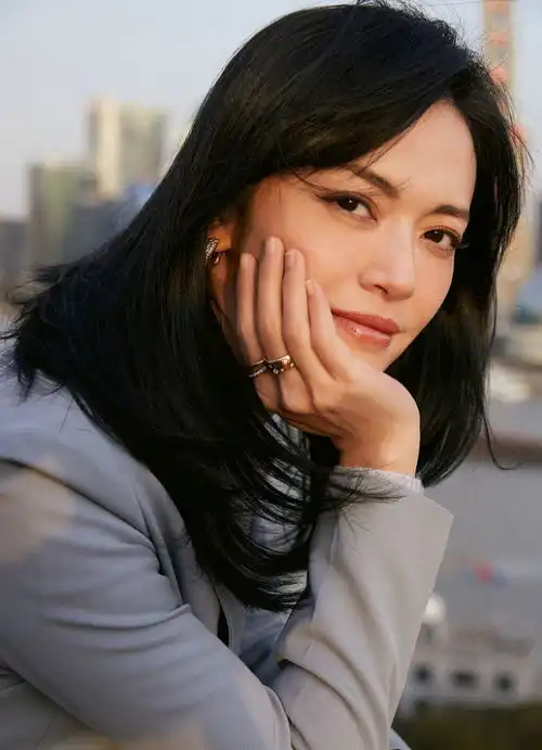 姚晨着灰色套装现身品牌活动沉稳内敛气场全开