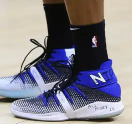 放弃nike就为他,伦纳德踩小卡一代登场,球迷这鞋太丑了