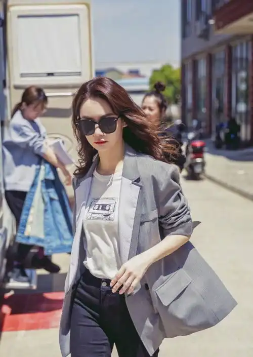 时尚女王戚薇另类穿搭,牛仔外套加牛仔裤反穿,个性潮流到炸裂
