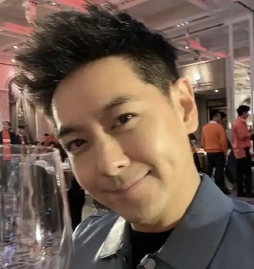 林志颖晒与亲弟表演合照嘴边一圈胡茬没刮,兄弟长相对比强烈