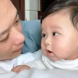 胡杏儿老公晒夫妻两人合影,二人相互依偎很有爱儿子却被冷落一旁