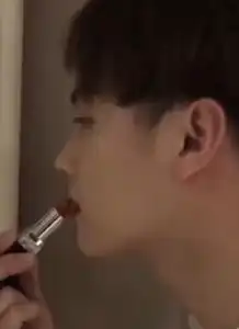 许凯被拍到偷偷涂口红,当他一转过脸时,全网求告知口红色号