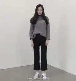 灰色毛衣阔腿裤贝壳鞋