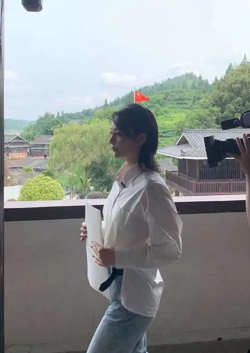 张馨予做公益路透曝光,穿搭清新淡雅,教学生画画被赞人美心善