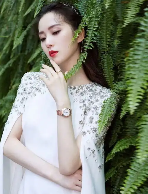 刘诗诗omega活动造型,白色长裙优雅高贵,星钻镶嵌精致迷人