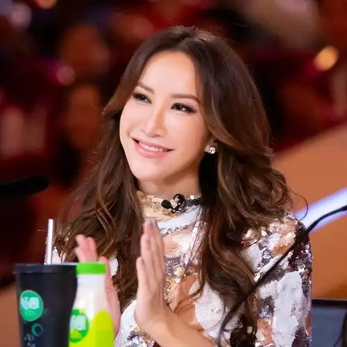 甄妮公开李玟三姐妹视频,留言三个傻姑娘,她一直在想念李玟